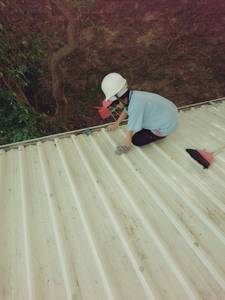 永沁油漆工程 - 汽車棚鐵皮屋頂塗刷工程施工區屋頂清潔